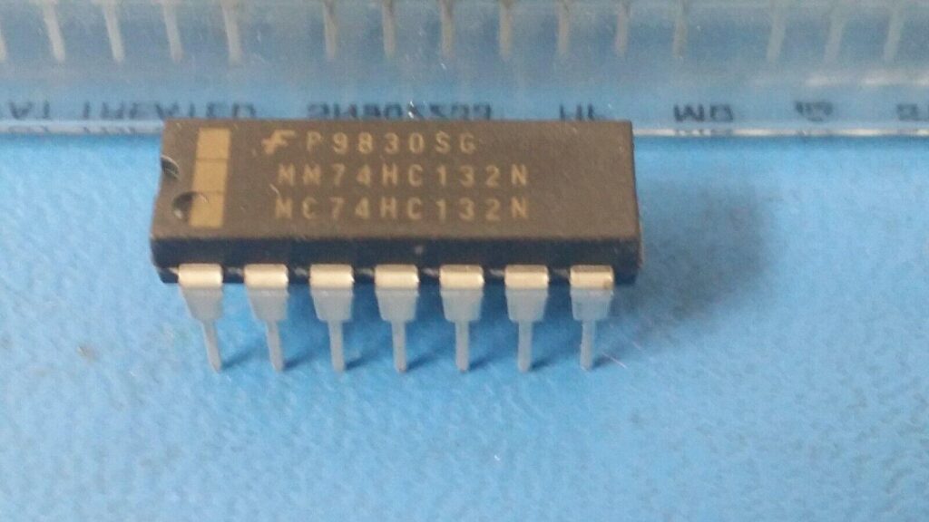 IC GATE NAND QUAD SCH TRG 14DIP